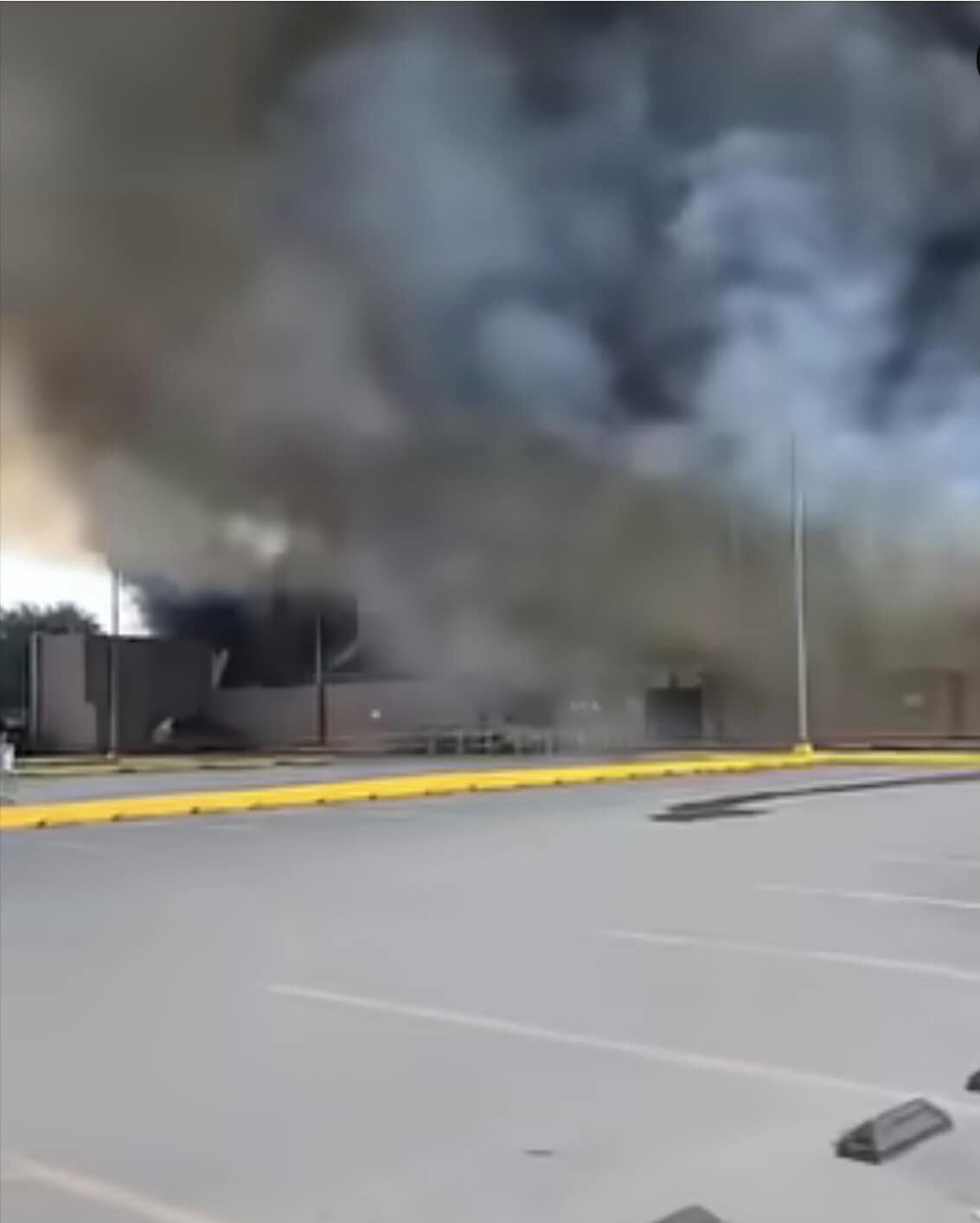 Un incendio en "Comercial Treviño" dejó ocho personas intoxicadas.
