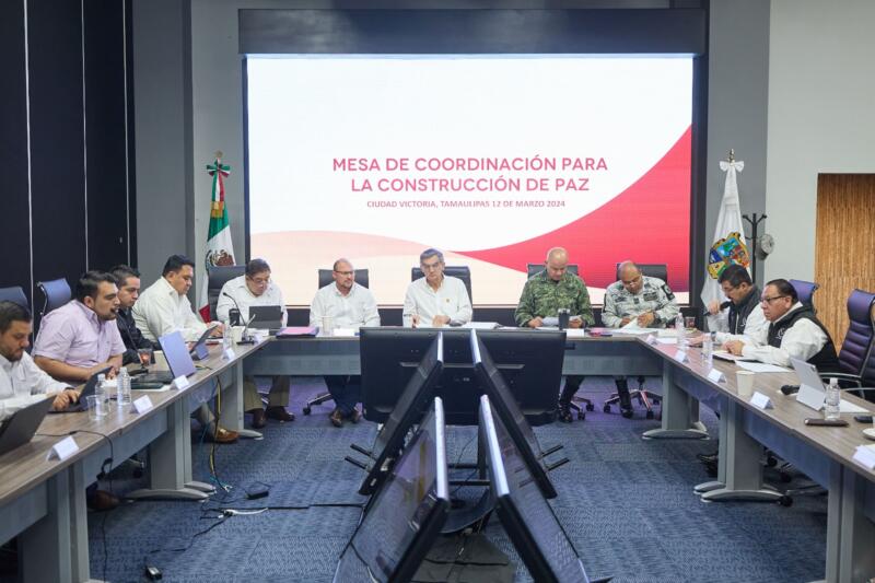El Rector de la Universidad Autónoma de Tamaulipas (UAT), MVZ Dámaso Leonardo Anaya Alvarado, participó este martes en la reunión de la Mesa de Coordinación para la Construcción de la Paz