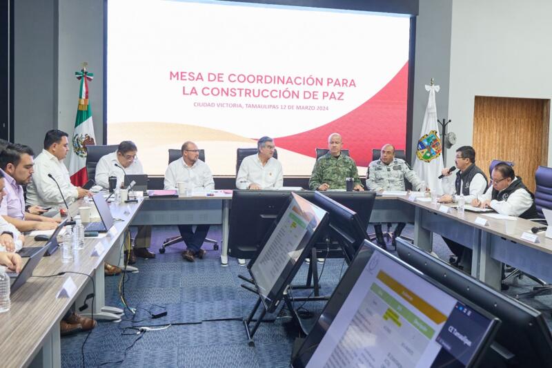 El Rector de la Universidad Autónoma de Tamaulipas (UAT), MVZ Dámaso Leonardo Anaya Alvarado, participó este martes en la reunión de la Mesa de Coordinación para la Construcción de la Paz