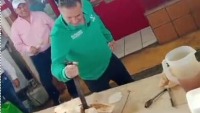 Eugenio Hernández, candidato del Partido Verde "machetea" una cabeza de res.