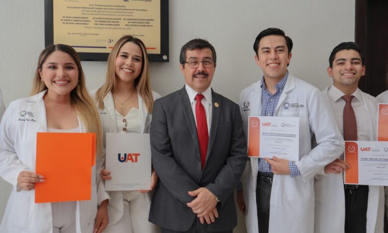 Dámaso Anaya Alvarado, Rector de la Universidad Autónoma de Tamaulipas (UAT), entregó reconocimientos a 37 profesionales de la medicina.