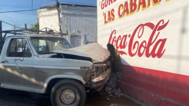 Conductor termina impactando su camioneta en barda de negocio de gorditas.