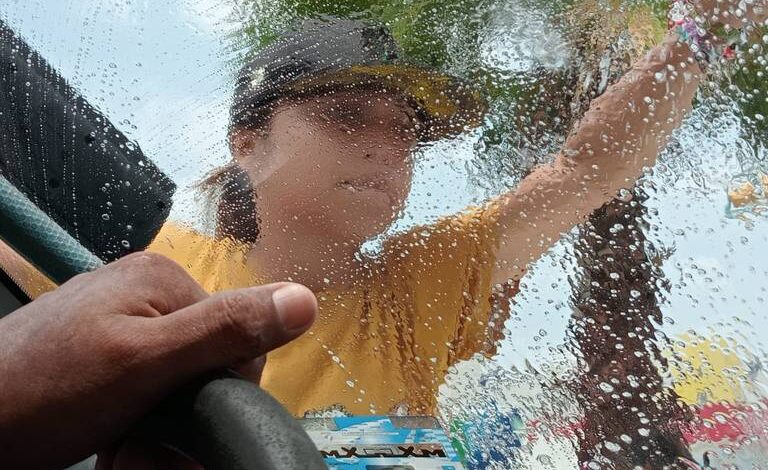 Muchos menores de edad salen a las calles a trabajar, exponiendo su integridad.