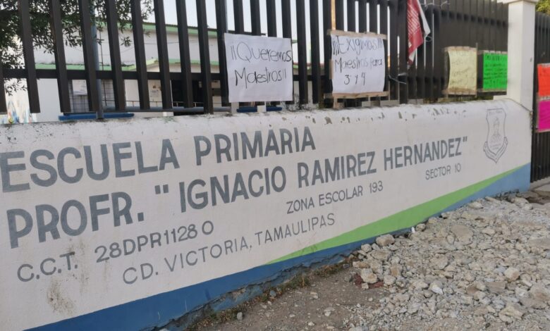 La escuela primaria Ignacio Ramírez Hernández, continúa cerrada por tercer día a falta de maestros.