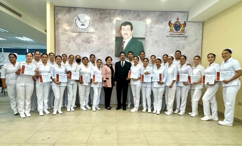 La UAT celebró el logro de 25 profesionales de la enfermería en El Mante.