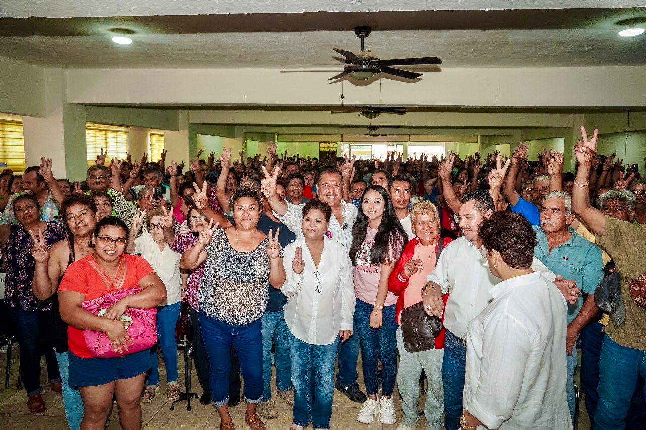 Más de mil trabajadores sindicalizados se manifestaron en favor de Óscar Almaraz.