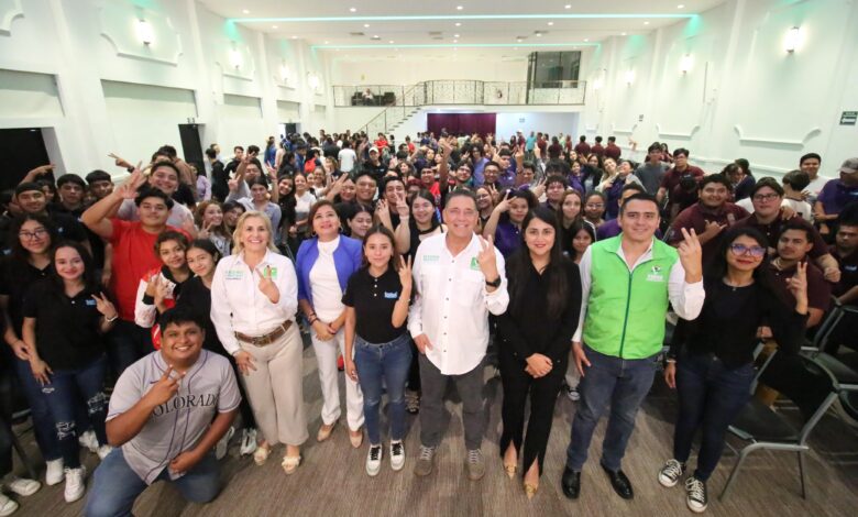 Geño se reunió con universitarios en Tampico.