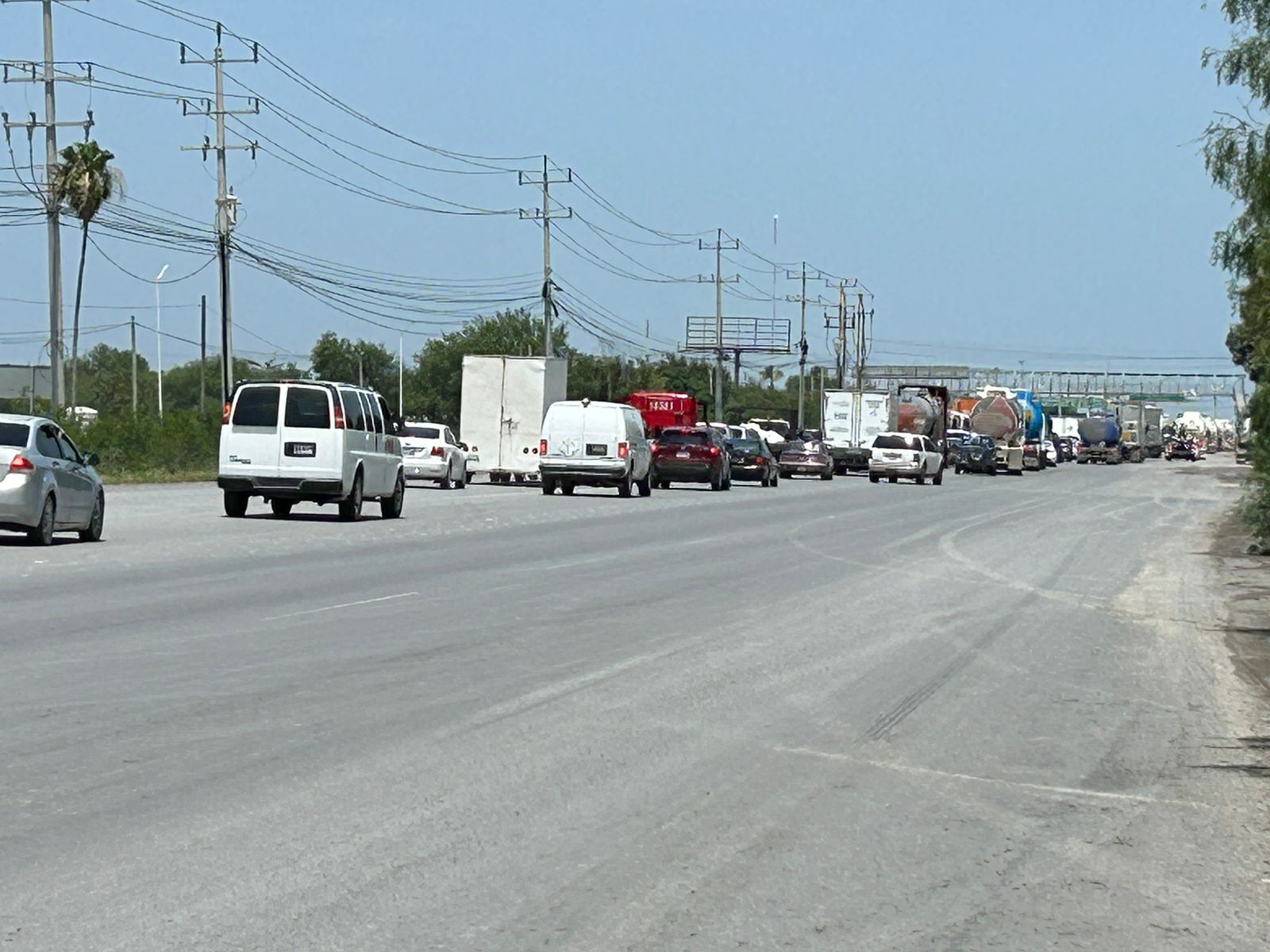 Los agricultores marcharon al puente Internacional Reynosa-Pharr para exigir un precio justo por el sorgo y el maíz.