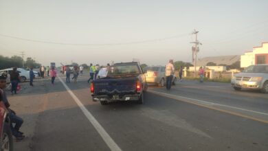 Familiares y amigos de dos personas desaparecidas bloquean el paso en la carretera en San Fernando.
