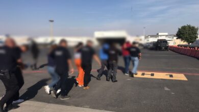 Tres mujeres y dos hombres fueron detenidos y trasladados a Jalisco donde se les acusa de extorsión.