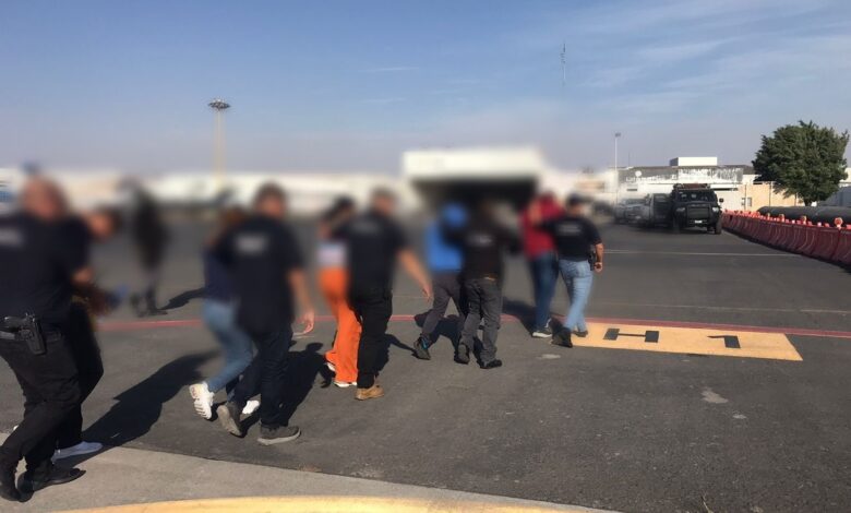 Tres mujeres y dos hombres fueron detenidos y trasladados a Jalisco donde se les acusa de extorsión.