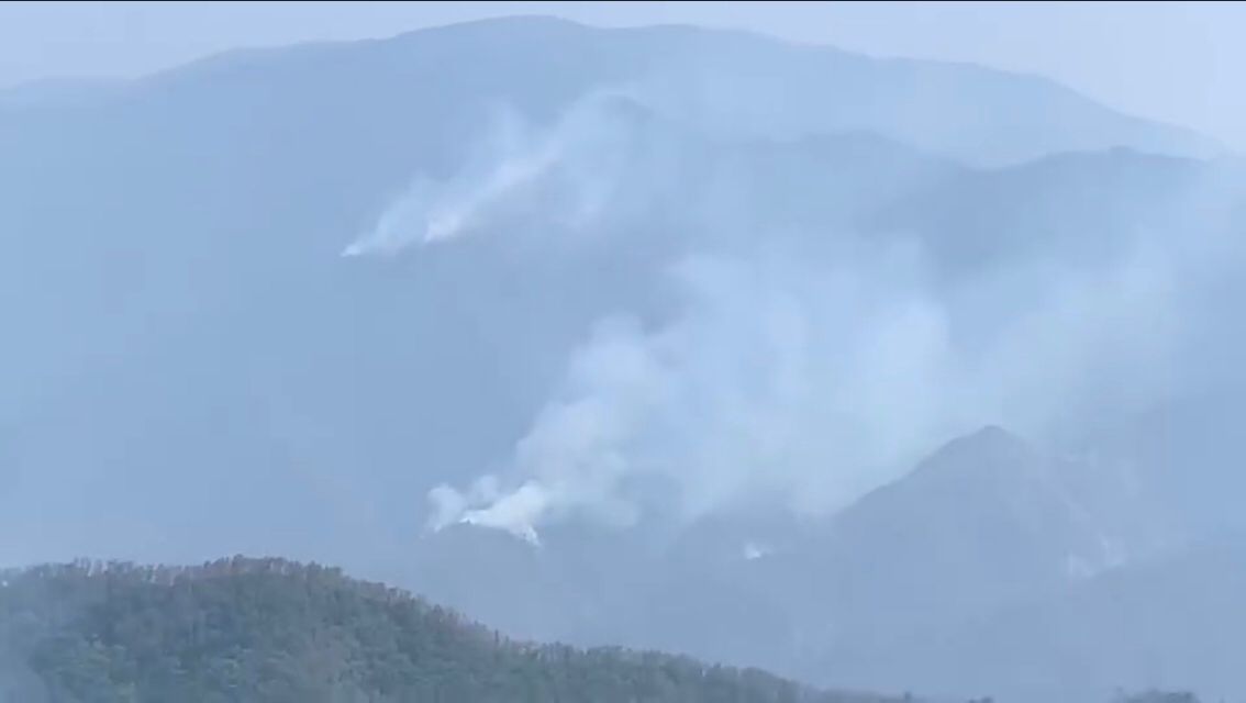 Los brigadistas continúan trabajando para liquidar el incendio en la sierra de Victoria.