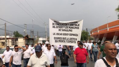 Alrededor de mil 200 trabajadores sindicalizados del Ayuntamiento de Victoria realizaron una marcha por la zona centro.