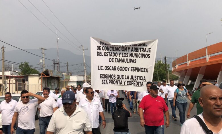 Alrededor de mil 200 trabajadores sindicalizados del Ayuntamiento de Victoria realizaron una marcha por la zona centro.