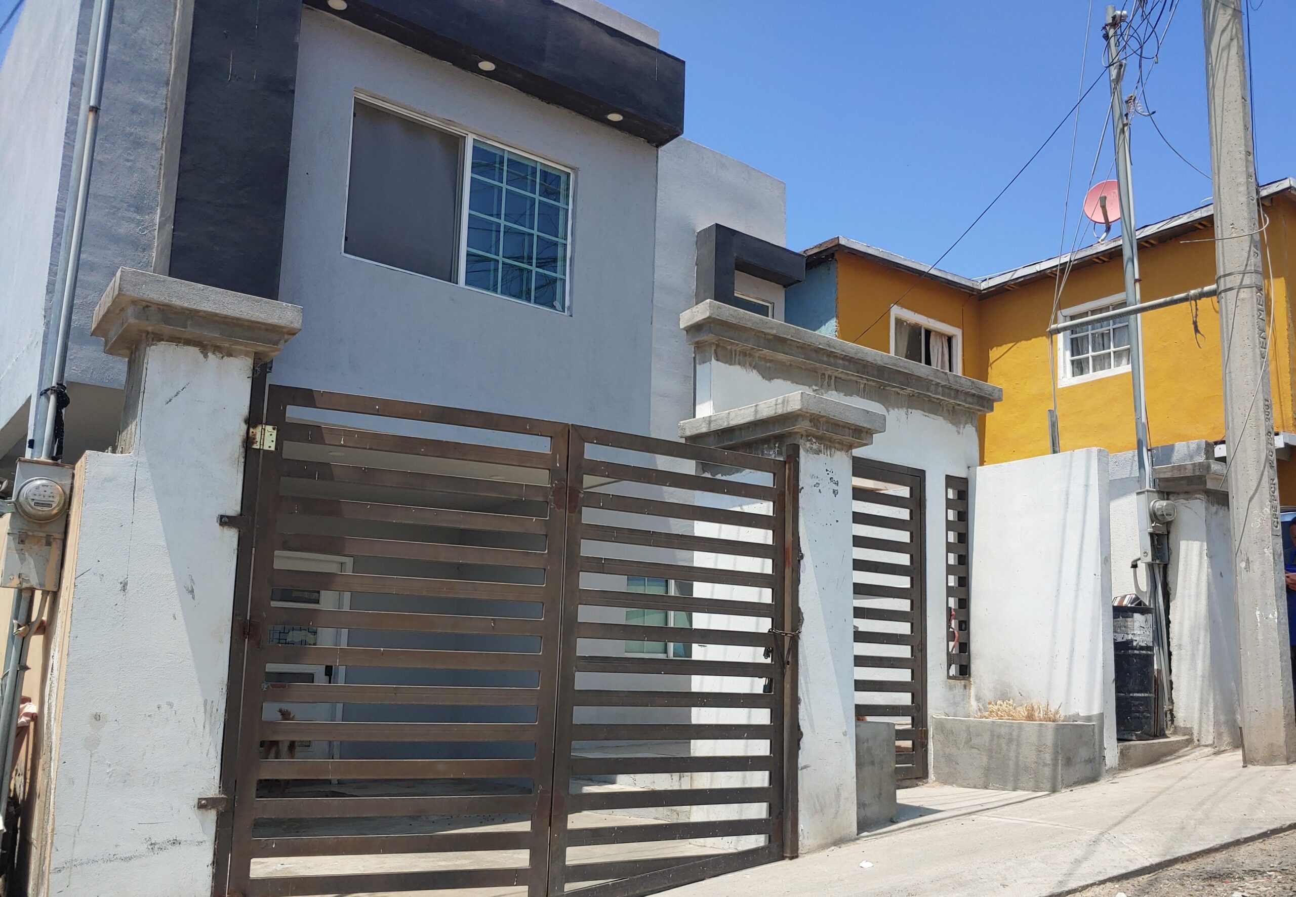 El proveedor Eberth Abraham González Cortez puso como domicilio legal una casa habitación en la Colonia Misiones de La Presa 2, en Ensenada, B.C. Crédito: Isaac Rosas.