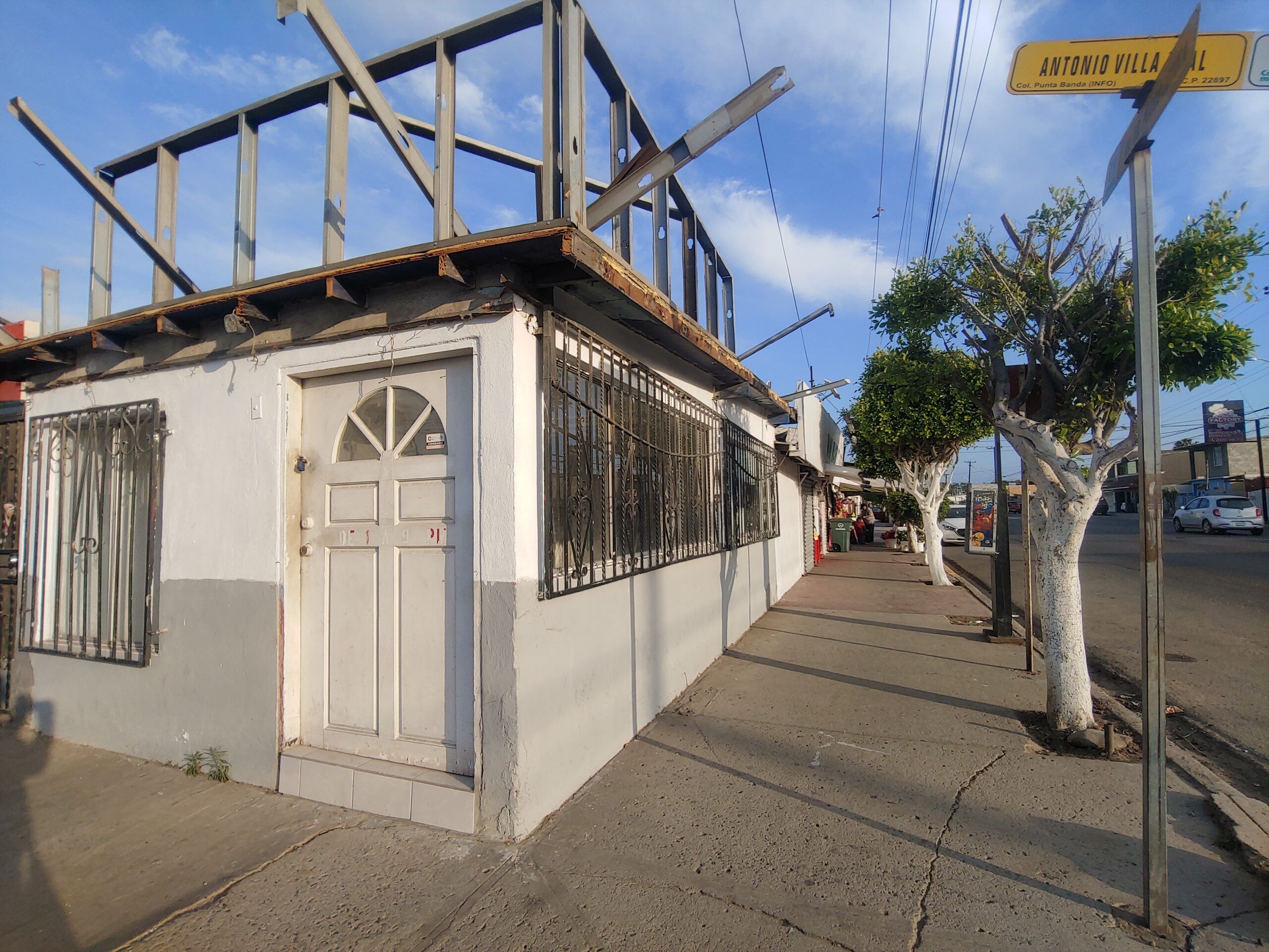 César Madrigal indicó para un contrato un domicilio legal en la avenida Pedro Loyola, en Ensenada, B.C., que actualmente lleva a un local vacío. Crédito: Isaac Rosas.