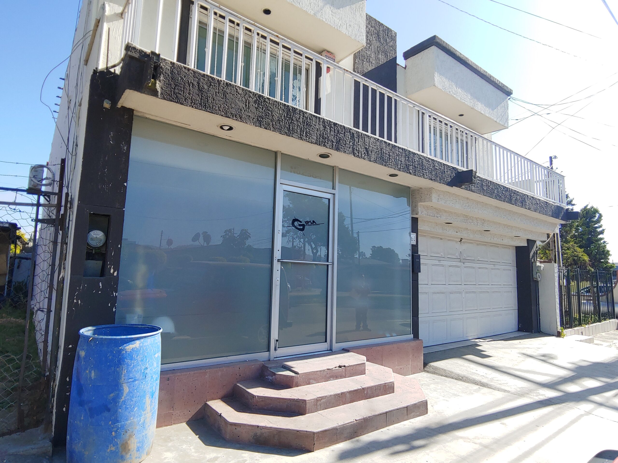 El proveedor José Guadalupe Plascencia Galindo indicó como domicilio legal una casa habitación en el fraccionamiento Bahía, de Ensenada, B.C. Crédito: Isaac Rosas.
