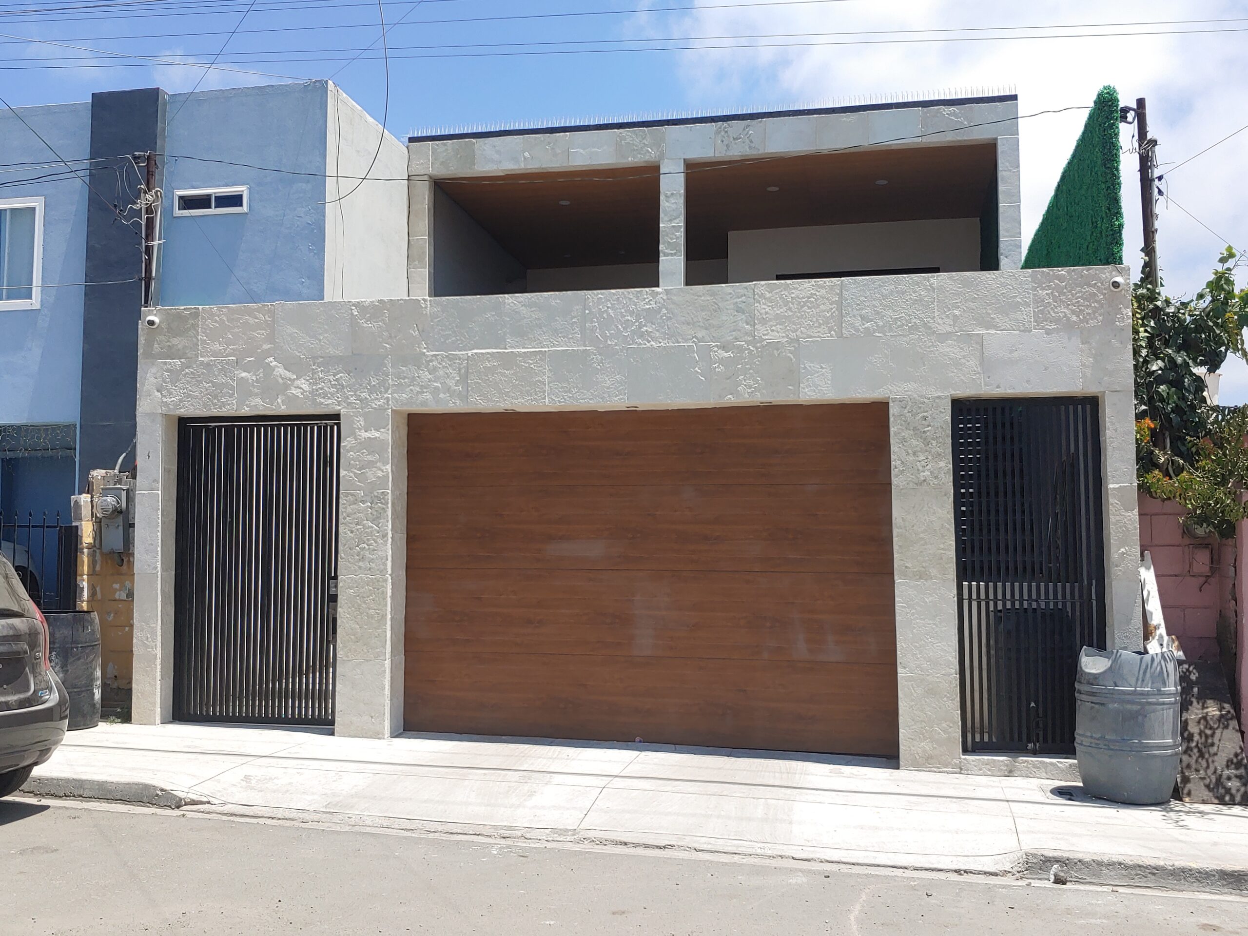 El proveedor Omar Castro González señaló como una casa habitación como domicilio legal en la colonia Costa Bella II, en Ensenada, B.C. Crédito: Isaac Rosas.
