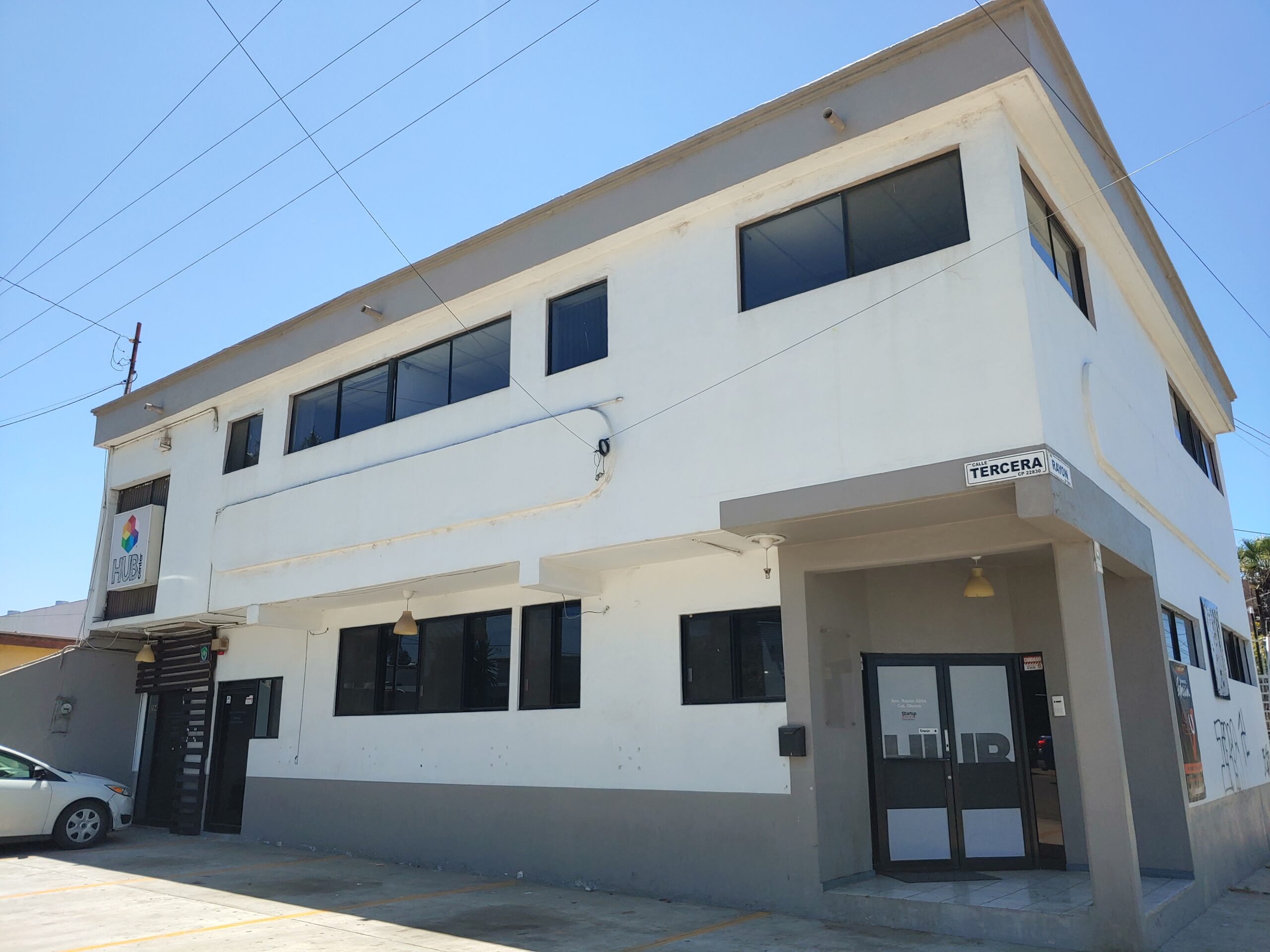Construcciones y Materiales Keno usa como domicilio legal un cubículo al interior de un centro de negocios, en Ensenada, B.C. Crédito: Isaac Rosas