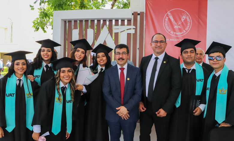 La generación 2020-2024 de las Licenciaturas en Enfermería y en Nutrición y Salud Integral de la Unidad Académica Multidisciplinaria Mante celebraron su ceremonia de graduación.