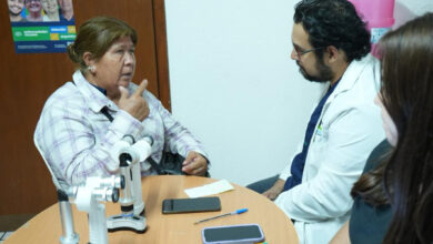 Ofrece la UAT atención de la salud visual para adultos mayores.