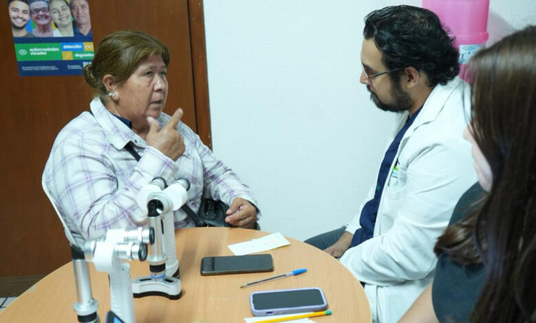 Ofrece la UAT atención de la salud visual para adultos mayores.