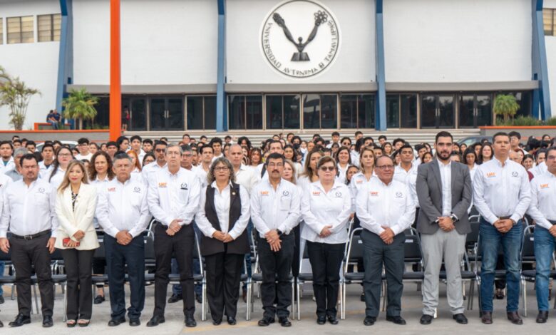 El rector de la Universidad Autónoma de Tamaulipas (UAT) MVZ Dámaso Leonardo Anaya Alvarado, presidió en el Campus Victoria la ceremonia de honores.