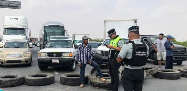 Pobladores de los ejidos Higuerillas, La Capilla y Mano de León, quienes señalaron que desde hace un mes registran apagones.