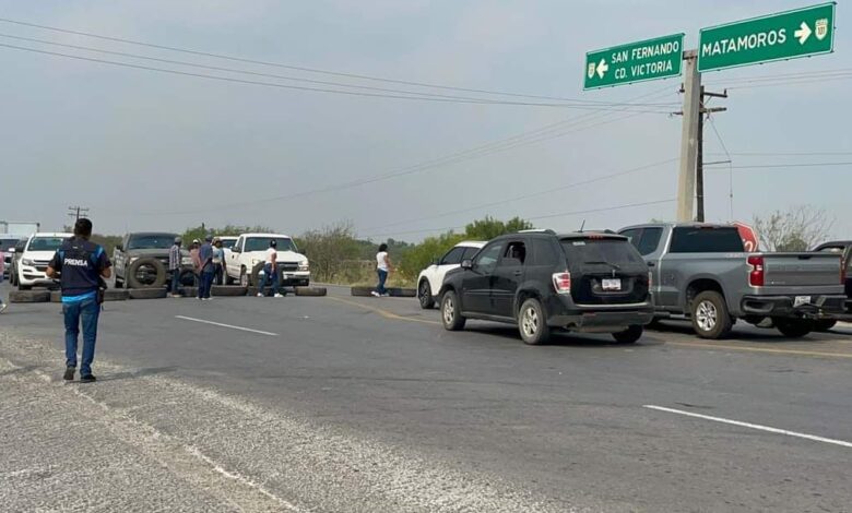 pobladores bloquean el paso en carretera Matamoros-Victoria en protesta por fallos en electricidad.