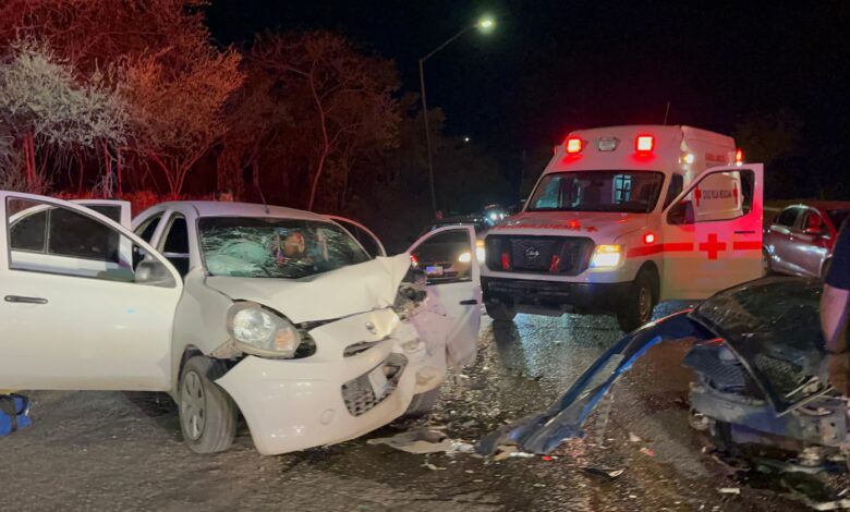 Seis personas lesionadas entre ellos dos menores de edad, y la pérdida total de dos automóviles, fue el saldo de un choque frontal en la avenida del Estudiante en Victoria.