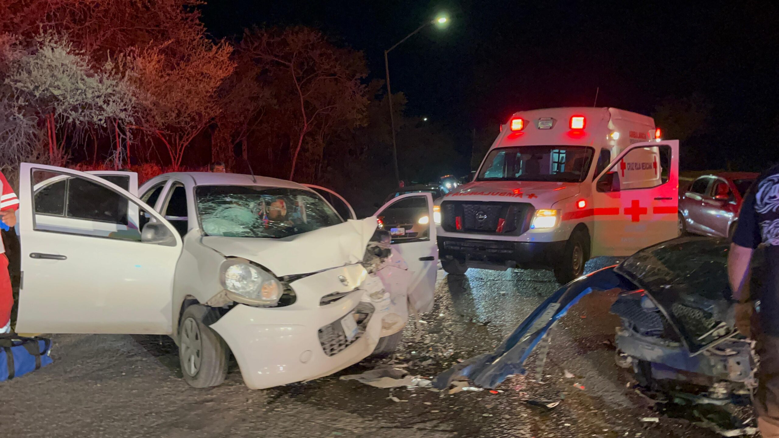 Seis personas lesionadas entre ellos dos menores de edad, y la pérdida total de dos automóviles, fue el saldo de un choque frontal en la avenida del Estudiante en Victoria.