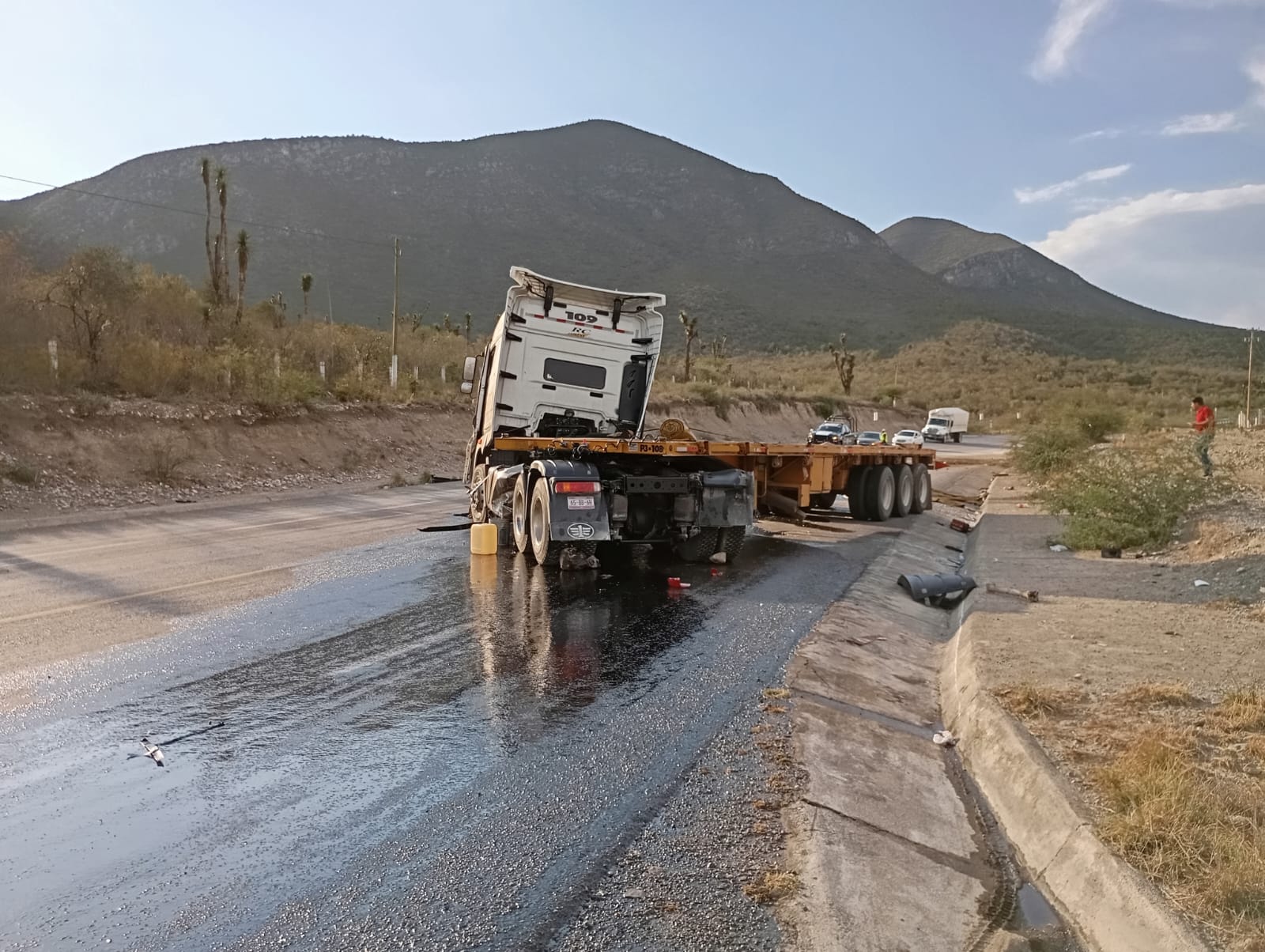 Al menos cinco personas resultaron lesionadas tras choque entre una camioneta y un tráiler.