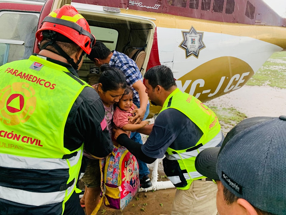 25 habitantes de los ejidos Santa Fe y Rancho San Francisco en Hidalgo fueron evacuados tras quedar incomunicados por la crecida del río Purificación.