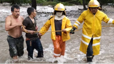 Rescata personal de Protección Civil a un joven atrapado en medio del río San Marcos.