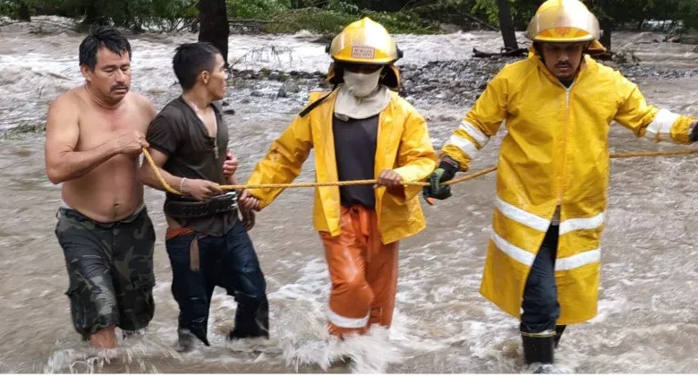 Rescata personal de Protección Civil a un joven atrapado en medio del río San Marcos.