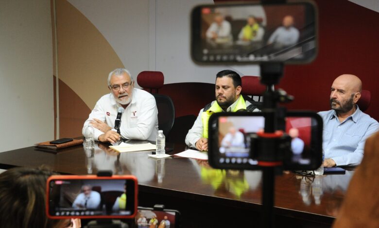 El Secretario de Obras Públicas, Pedro Cepeda Anaya señaló que los daños estimados por la tormenta son de mil millones, principalmente en carreteras y caminos rurales.