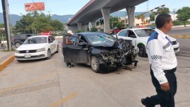 El conductor manejaba en estado de ebriedad y destrozó su vehículo.