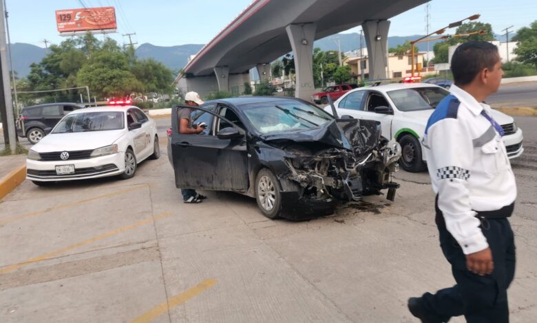 El conductor manejaba en estado de ebriedad y destrozó su vehículo.