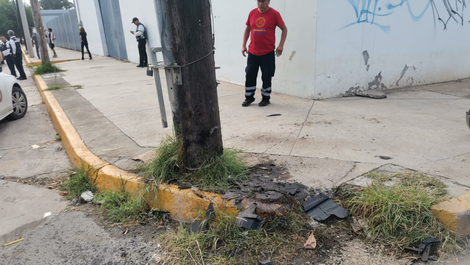 El poste contra el que el conductor chocó su vehículo.