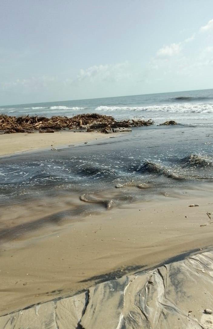 La empresa está vertiendo desechos químicos a las aguas del Golfo de México.