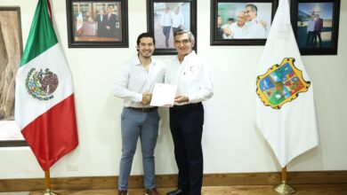 El Gobernador Américo Villarreal entregó a Luis Gerardo Illoldi Reyes el nombramiento como nuevo Secretario del Trabajo.