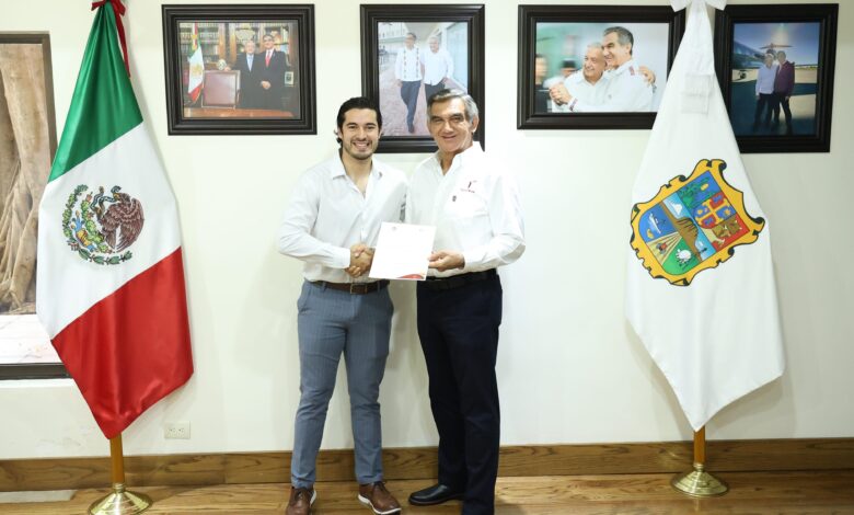 El Gobernador Américo Villarreal entregó a Luis Gerardo Illoldi Reyes el nombramiento como nuevo Secretario del Trabajo.