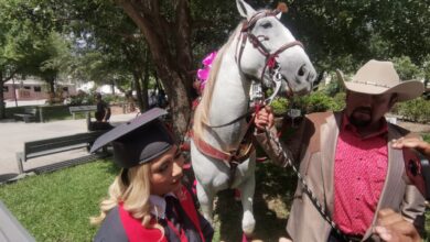 sorprende a su hija