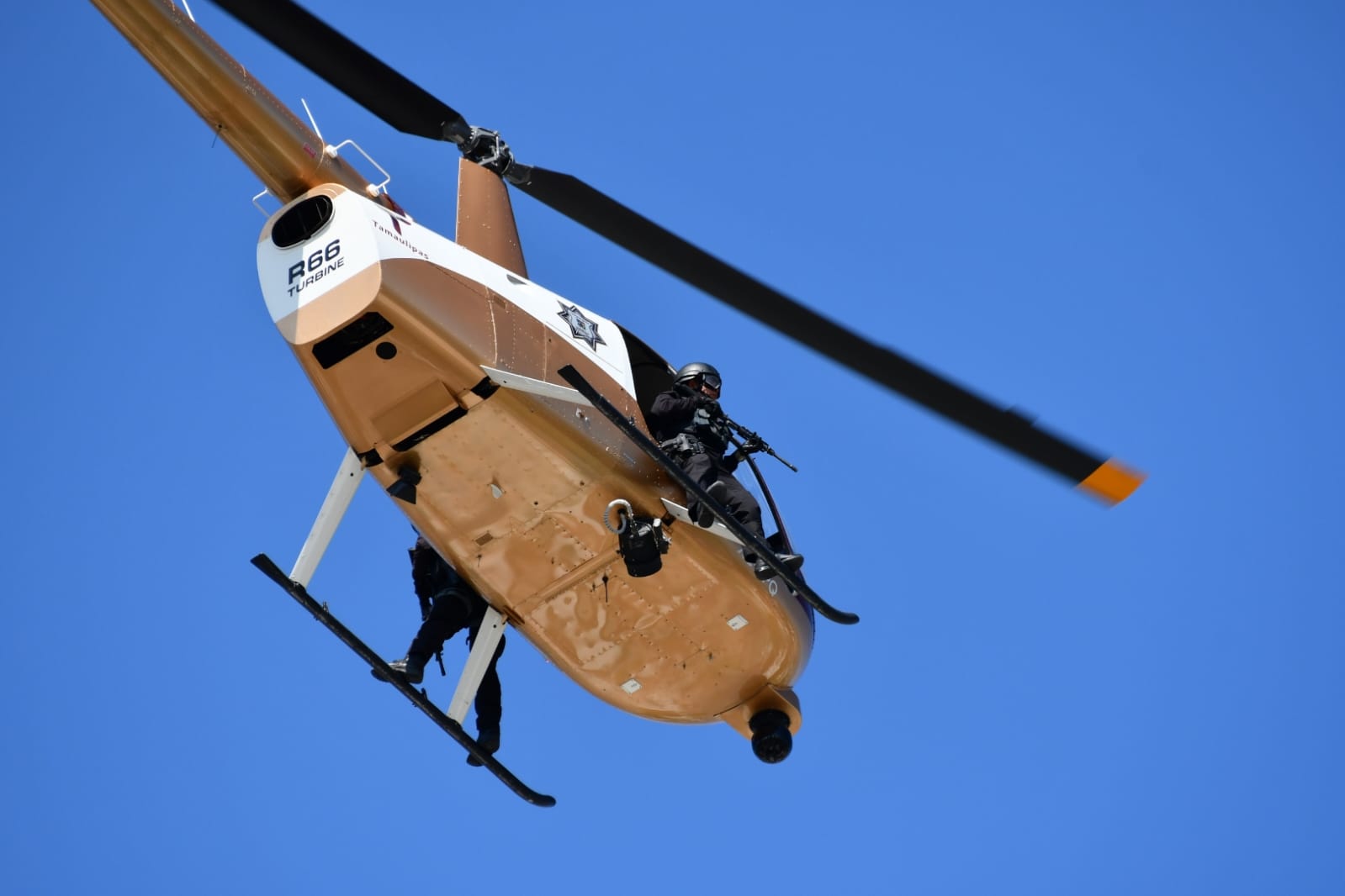 Por aire el helicóptero de la Guardia Estatal sobrevuela diversas zonas de Tamaulipas.