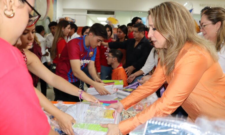 Se llevó a cabo una jornada de empaquetado de útiles escolares en el Centro Universitario Sur de la UAT.