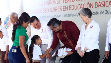 El Gobernador Américo Villarreal entregó paquetes de uniformes y útiles escolares.