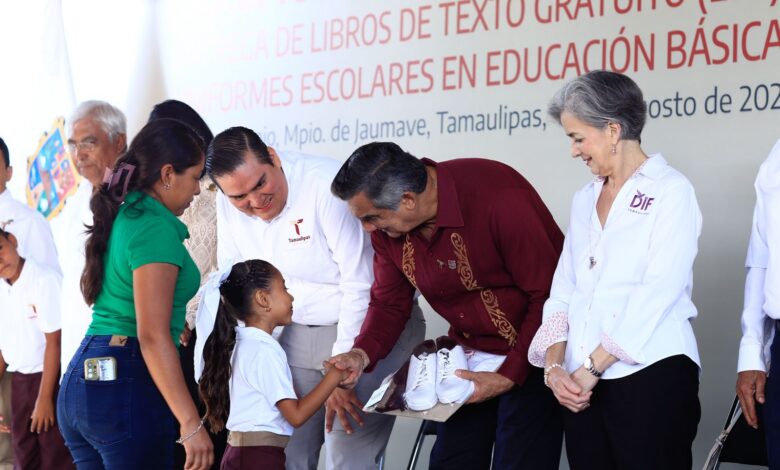 El Gobernador Américo Villarreal entregó paquetes de uniformes y útiles escolares.