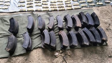 Armas, cargadores y drogas fueron decomisados por el Ejército Mexicano en Tamaulipas.