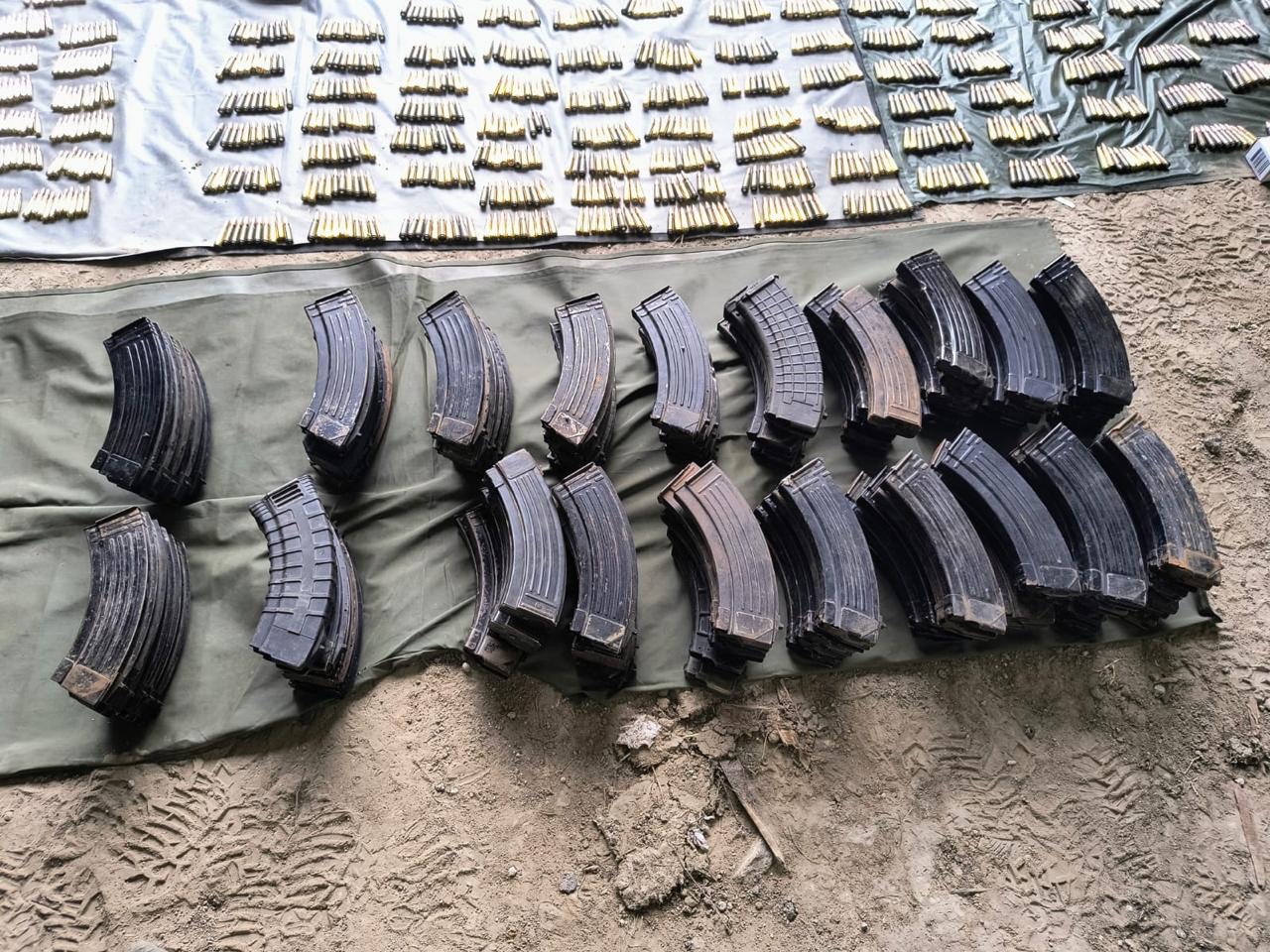 Armas, cargadores y drogas fueron decomisados por el Ejército Mexicano en Tamaulipas.
