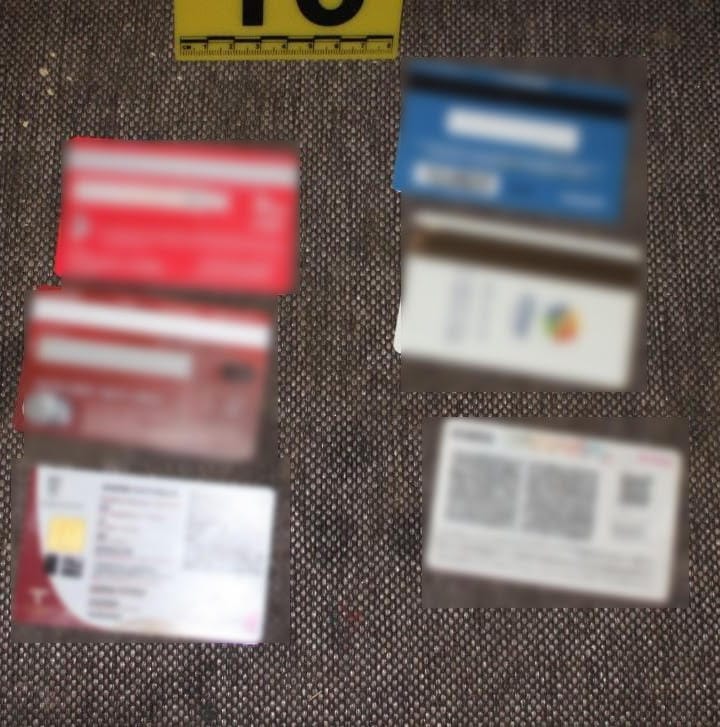 También encontraron tarjetas bancarias donde recibía el pago por la venta de las imágenes y videos.